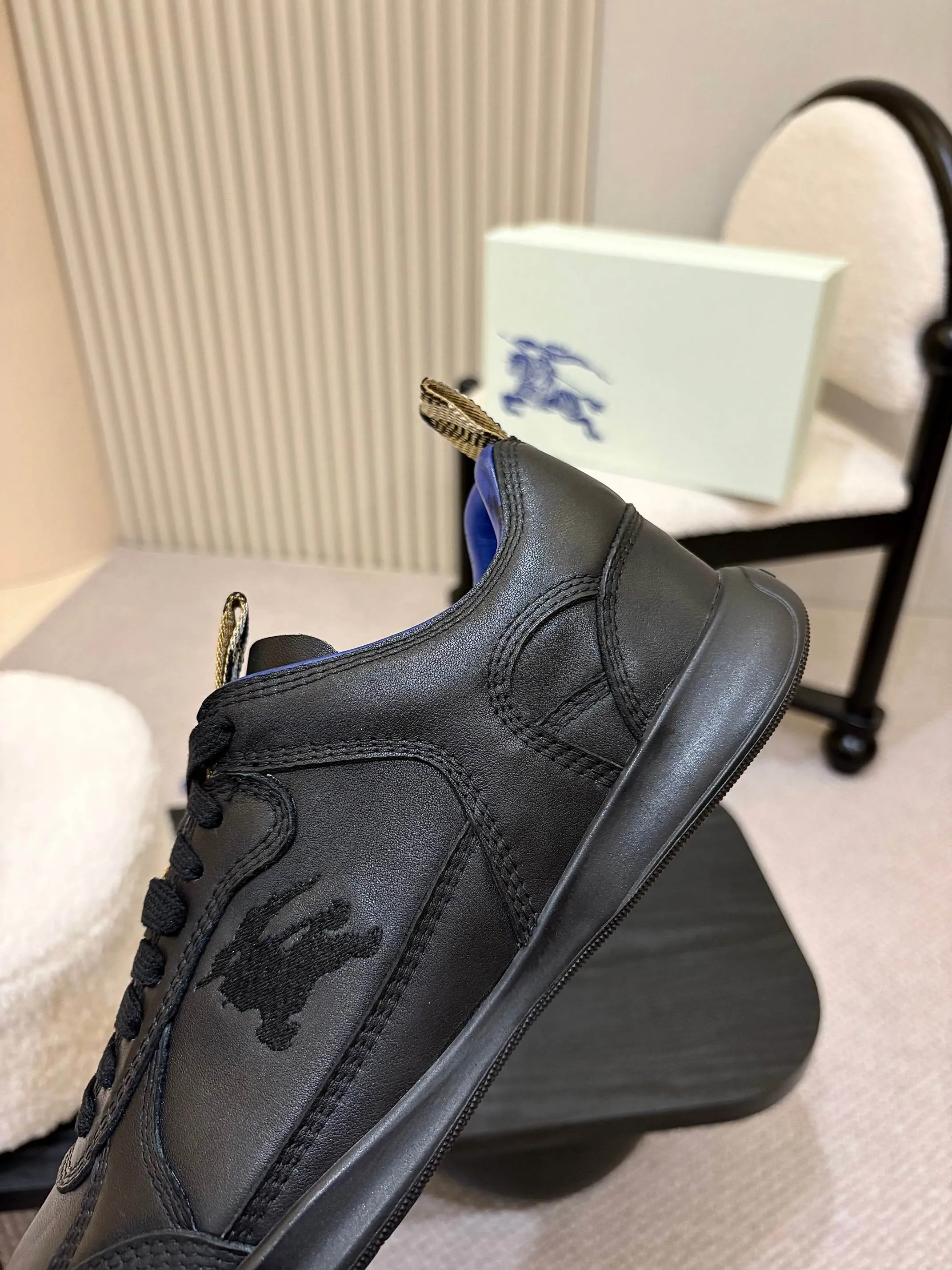 Men's shoes 💰640 Burberry's popular casual sneakers, debuted at the brand's 2025 summer fashion show. Made of refined Italian leather with tonal topstitching details, it's inspired by sporty design. Paired with lightweight soles and Burberry checkered shoe tabs, embellished with embroidery of the brand's Equestrian Knight logo (EKD) ✅Fabric: frosted/grained cowhide ✅Lining: sheepskin ✅Outsole: ultra-light rubber sole ✅Color: black/white/apricot available ✅Size: Men's 39-46 (45, 46 customized)